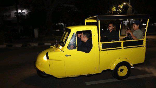 Musa Rajekshah mengajak Gubernur Jawa Barat Ridwan Kamil keliling Kota Medan dengan mengendarai bemo midget dan kemudian makan&nbsp;di Warung Makan Mbak Bolek, Jalan Wajir, Medan, Rabu (1/2) malam.