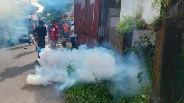 Waspada Demam Berdarah, Babinsa Koramil 1710-02/Timika Lakukan Fogging
