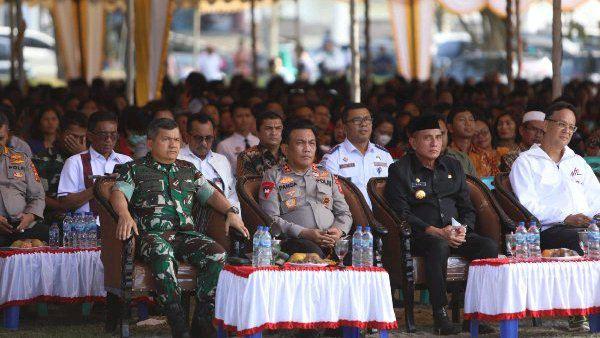 Doa bersama di halaman kantor Bupati Toba