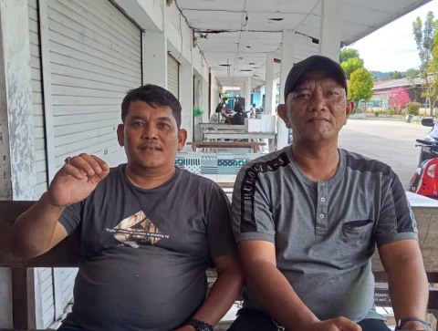 Anto Sihaloho sebagai Pengurus Kapal KM. Subur (Kiri) didampingi Anwar.