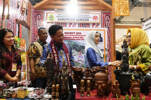 Pj Gubernur Hassanudin Beri Motivasi para Pengrajin di Inacraft 2024