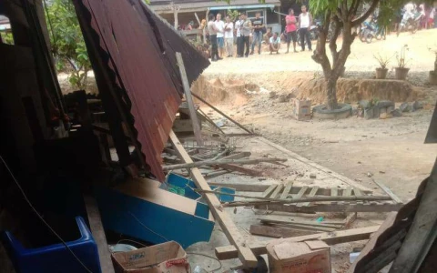 Rumah yang dirusak dalam bentrokan antar TS Caleg 
