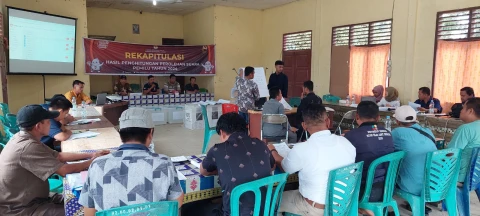 Ketua PPK Kecamatan Hutaraja Tinggi, Aroyan Siregar (duduk ke-2 dari kanan) didampingi 4 orang Anggota PPK saat pelaksanaan rekapitulasi tingkat kecamatan.