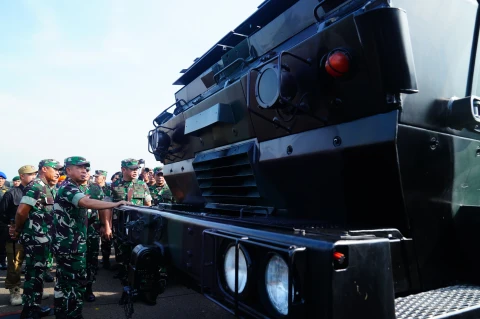 Jenderal TNI Agus Subiyanto menyaksikan apel gelar kekuatan personel dan material pengamanan Pemilu 2024