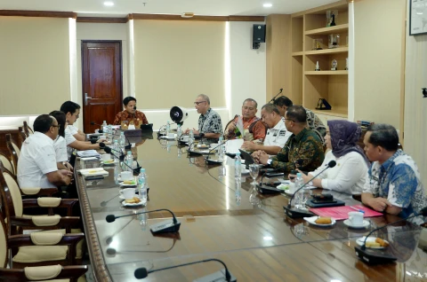 Hassanudin menerima audiensi PT MGPA Nusantara Jaya sebagai bagian dari InJourney Grup, sebagai panitia penyelenggaraan event F1H2O di Kantor Gubernur Sumut, Lantai 10, Jalan Pangeran Diponegoro Nomor 30 Medan, Jumat (16/2). 