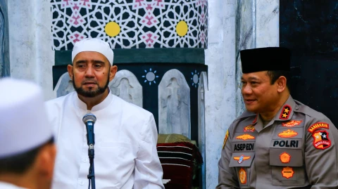 Irjen Asep Edi Suheri mengunjungi kediaman Habib Syech Bin Abdul Qadir Assegaf 