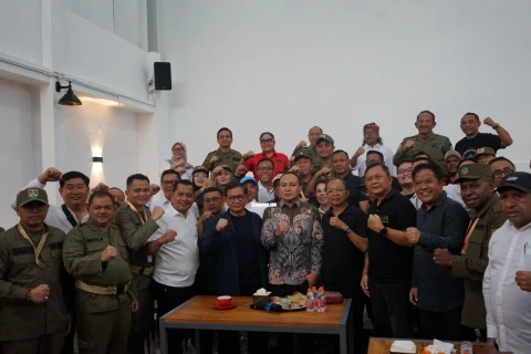Bupati Tapanuli Tengah, Masinton Pasaribu bersama kepala daerah kader PDI-Perjuangan berkumpul di Magelang, sembari menanti arahan Ketua Umum PDI Perjuangan, Megawati Soekarnoputri, untuk bersiap mengikuti retret di Akmil Magelang.