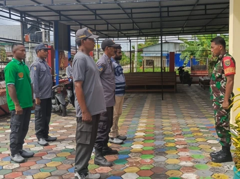 Sertu Rusdin Wali memberikan pelatihan PBB dan Wawasan Kebangsaan (Wasbang) kepada anggota Linmas
