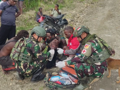 Sigap, Satgas Yonif 715/Motuliato Berikan Pertolongan