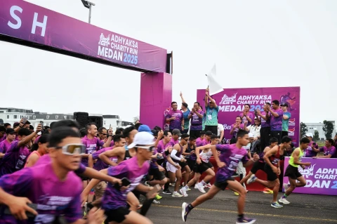 Sejumlah Peserta Adhyaksa Charity Run Medan 2025 saat berlari pada acara Adhyaksa Charity Run Medan 2025 yang diselenggarakan di Lanud Soewondo, Jalan Komodor Adi Sucipto, Medan, Minggu (23/2/2025).