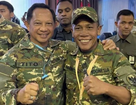 Bupati Tapanuli Tengah, Masinton Pasaribu bersama Menteri Dalam Negeri, Tito Karnavian, di sela-sela kegiatan Retret di Akmil Magelang, Jawa Tengah.