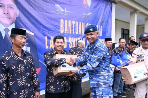 Penyaluran bantuan Sembako kepada masyarakat Takalar