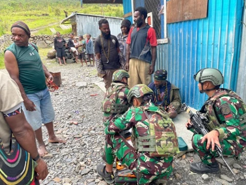 Satgas Yonif 715/Mtl Berikan Pelayanan Kesehatan Gratis