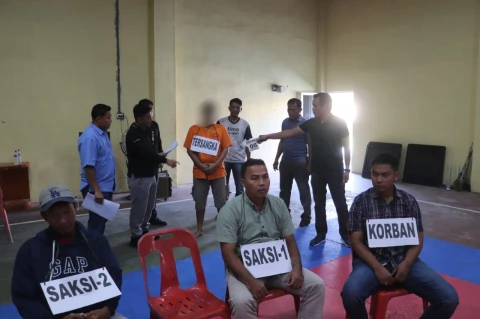 1 dari 12 Adegan pada rekonstruksi