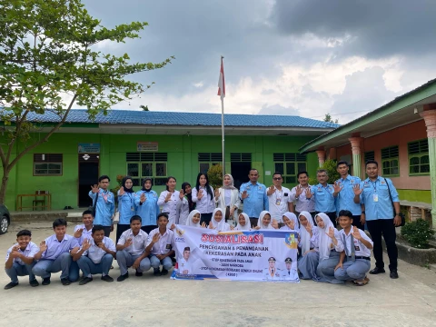 Ketua KPAD Batu Bara, Helmi Syam Damanik, beserta jajarannya foto bersama kepada Kepala Yayasan Bina Bangsa, Rahmadania, dan peserta didik.