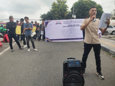 Aksi Unjukrasa Mahasiswa dari PPM-SU di Polda Sumut