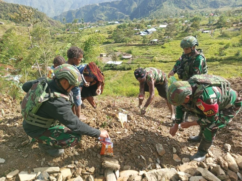 Satgas Pamtas RI-PNG Kewilayahan Yonif 715/Motuliato Pos Wuyuneri melaksanakan anjangsana