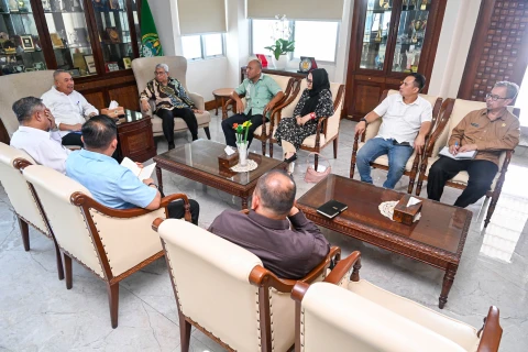 Sulaiman Harahap menerima Audiensi Komisioner Komisi Informasi Sumut dalam rangka penyerahan Laporan Kinerja Komisi Informasi Sumut Tahun 2025 di Ruang Kerja Sekdaprov Sumut, Lantai 9 Kantor Gubernur Sumut, Jalan Diponegoro No. 30, Medan, Selasa (24/2/2026). 