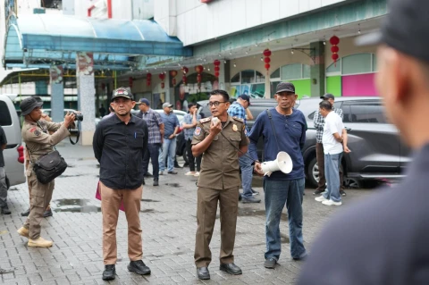 Hesron T Girsang AP MSi bersama pimpinan OPD terkait melakukan penyegelan terhadap salah satu dari 17 lapak jualan berupa gedung dan ruko yang masih beroperasi di Pasar Delimas, Kelurahan Lubuk Pakam Pekan I-II, Kecamatan Lubuk Pakam, Senin (16/2/2026).