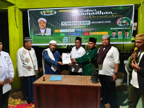 Ketua PCNU Labura, H. Ahmad Bukhori dan Pimpinan Persulukan, Tuan Guru H. Khoirin usai penandatanganan MOU