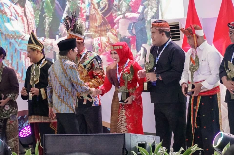 Menteri Koordinator Pemberdayaan Masyarakat Menyerahkan Penghargaan Anugerah Kebudayaan PWI Pusat kepada Bupati Labuhanbatu.