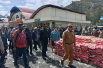 Dandim 1714/PJ Dampingi Bupati Puncak Serahkan Sembako Untuk Masyarakat Pengungsi