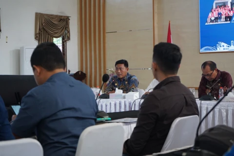 Lom Lom Suwondo SS memimpin Rapat Pembahasan Permasalahan Banjir di wilayah Desa Medan Estate, Sampali, Lau Dendang, dan Bandar Khalifah, Kecamatan Percut Sei Tuan di Aula Lantai II, Kantor Bupati Deli Serdang, Kamis (5/2/2026).