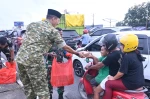 Berbagi Kebahagiaan Ramadan, Lanud Sultan Hasanuddin Bagikan Takjil di Simpang Lima Bandara