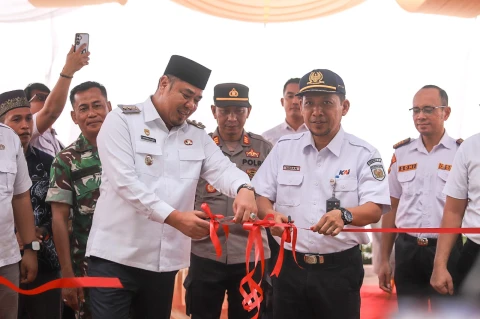 Wabup Batu Bara Syafrizal bersama Kadiv Regional Sofan Resmikan Stasiun KA Lima Puluh
