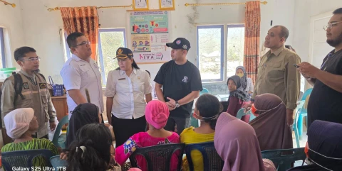 Plt Kadinkes Tapteng Lisnawati Panjaitan, saat cek Progres Penanganan Kesehatan Pascabencana di Tapanuli Tengah.