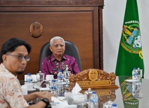 Surya mengikuti zoom meeting Forum Dialog (Sarasehan) dalam rangka HUT ke 54 Tahun 2026 Badan Nasional Pencarian dan Pertolongan (BASARNAS) di ruang kerja Wakil Gubernur Kantor Gubernur Sumut Jalan Diponegoro Nomor 30 Medan, Kamis (12/2/2026).