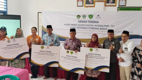 PTAR Serahkan Smart Board ke 4 Sekolah untuk Masa Depan Siswa Tapsel