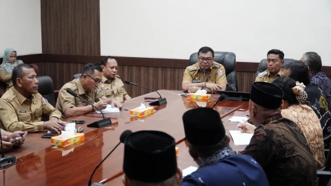 dr H Asri Ludin Tambunan bersama Wakil Bupati, Lom Lom Suwondo SS saat menerima kunjungan pengurus Dewan Pendidikan Deli Serdang 2025&ndash;2030 di Ruang Rapat, Lantai II, Kantor Bupati, Selasa (24/02/2026).