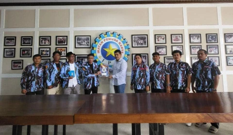 Denis Simalango Terima SK IPK Tapteng dari Ketua Bastian Panggabean