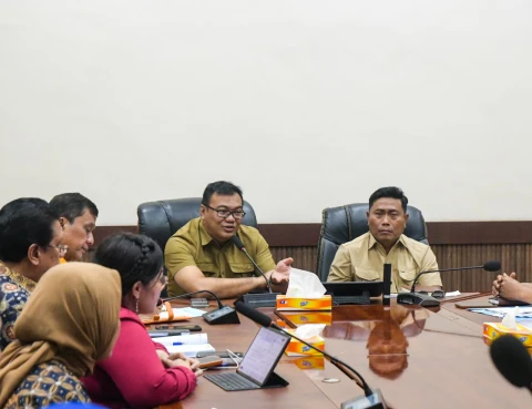 dr H Asri Ludin Tambunan bersama Wabup, Lom Lom Suwondo SS, menerima audiensi Dewan Pimpinan Pusat AMPK di Ruang Rapat, Lantai II, Kantor Bupati Deli Serdang, Kamis (26/2/2026).