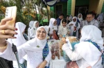 Wali Kota Wesly Silalahi dan Ketua TP PKK Ny Liswati Borong Produk UMKM di Warung Ramadhan BKMT