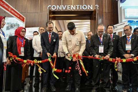 Muhammad Bobby Afif Nasution di dampingi sejumlah OPD membuka secara sembolis "Seminar Workshop Perumahsakitan XVI dan Medan Hospita Expo XIV Tahun 2026" di  Hotel Santika Dyandra Medan, Selasa (10/2/2026)