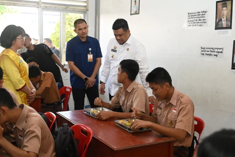 Tinjau Pembagian MBG di SMAN 1 Gunungsitoli, Bobby Nasution Pastikan Program Ini Optimal