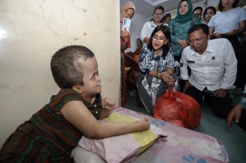 Ketua TP PKK Siantar Ny Liswati Kunjungi dan Beri Bantuan ke Penderita Hydrocephalus di Kelurahan Kahean