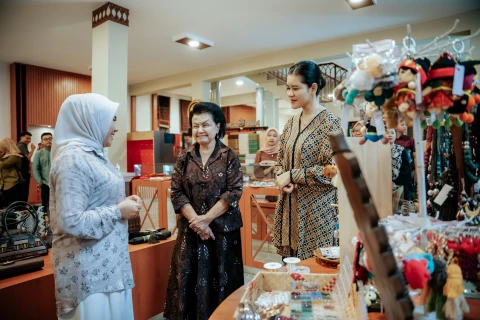 Kahiyang Ayu Promosikan Kriya Sumut kepada Ketua Umum IAD Pusat