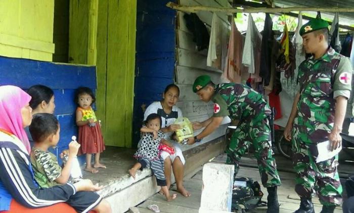 Satgas Pamtas Yonif 121/MK Cek Kesehatan Gizi Anak Papua