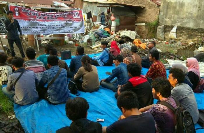 Sosialisasi Pentingnya Pendidikan Bagi Anak Jalanan, di Simpang Lampu Merah Jln.Gaperta Ujung Medan, Selasa (20/3).