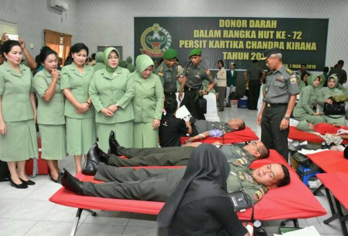 Pangdam I/BB Mayjen TNI Cucu Somantri Donorkan Darah