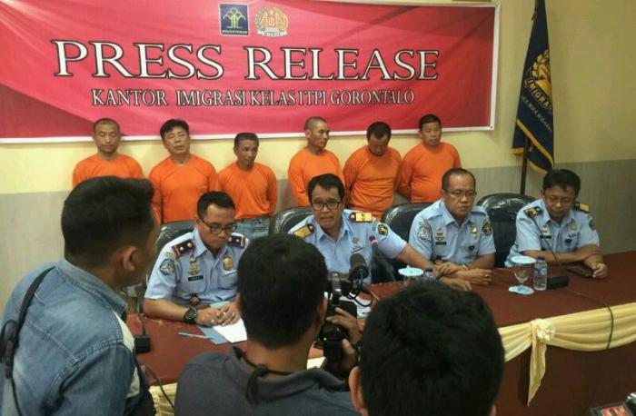 Press release di kantor Imigrasi di Gorontalo, Senin (25/3).