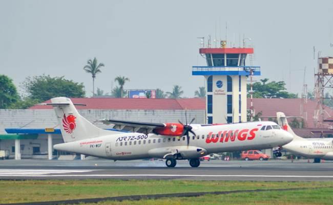 Wings Air pesawat ATR 72 di Bandar Udara Internasional Syamsudin Noor. 