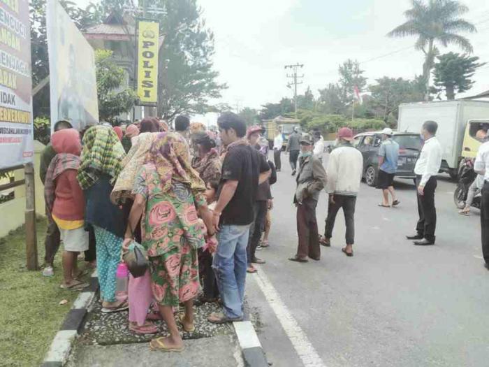 Masyarakat Dusun Jumala, Desa Pegagan Julu II melakukan aksi di Mapolres Dairi.