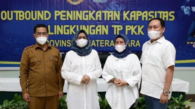 Nawal Lubis didampingi Wakil Ketua I TP PKK Sumut membuka kegiatan Outbond Peningkatan Kapasitas di Lingkungan TP PKK Provinsi Sumut, Senin (29/3), di Niagara Hotel Parapat.