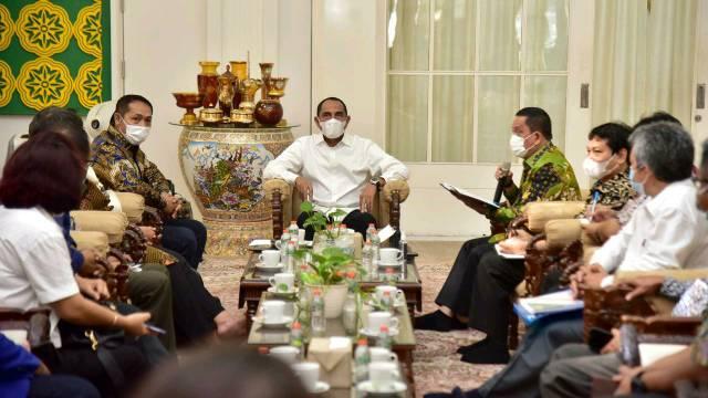 Edy Rahmayadi menerima kunjungan Institut Agama Kristen Negeri (IAKN) Tapanuli Utara (Taput) dan Gerakan Angkatan Muda Kristen Indonesia (GAMKI) kabupaten/kota yang tergabung dalam Pemuda Gereja Denominasi se-Sumut, Kamis (25/3).