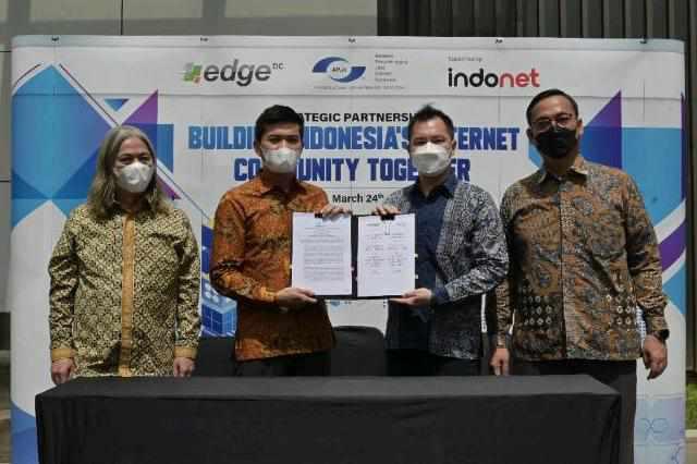 Penandatanganan kerjasama strategis EDGE DC dengan Asosiasi Penyelenggara Jasa Internet Indonesia (APJII) 