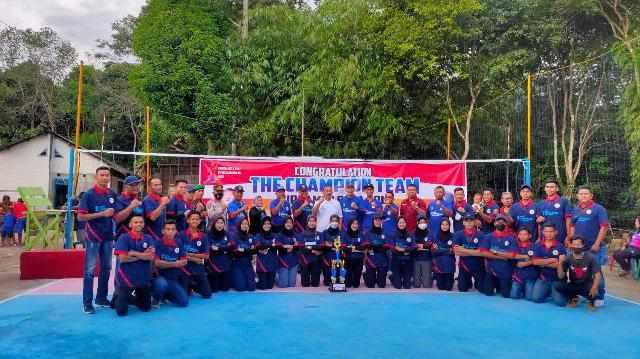 Para pemenang dan panitia turnamen 